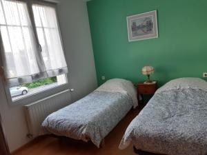 1 Schlafzimmer mit 2 Betten und einem Fenster in der Unterkunft Les Myrtilles in Thann