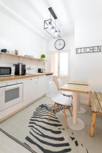 Una cocina o cocineta en CASA MILA SV19 guesthouse