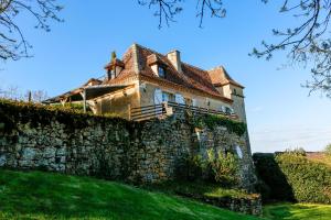 una casa in cima a un muro di pietra di Château de Béduer and Vacation Homes a Béduer