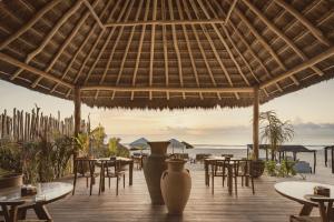 un ristorante sulla spiaggia con tavoli e sedie di Hotel Ma'xanab Tulum a Tulum