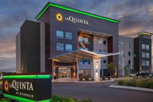 西孟斐斯的住宿－La Quinta by Wyndham West Memphis，前面有标志的酒店大楼