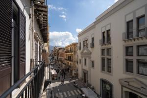 - Balcón con vistas a una calle de la ciudad en Casa Queda, en Palermo