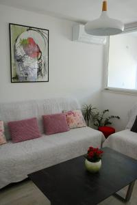 - un salon avec un canapé et une table basse dans l'établissement Apartment Glavarić, à Omiš