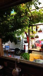Hst Ateliê Marli Marques في بيلوتاس: اطلالة على سيارة متوقفة في موقف للسيارات
