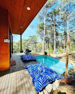 - une piscine sur la terrasse d'une maison dans l'établissement Admirez la Nature, séjourner différemment !, à Montagnac