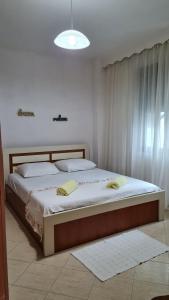 um quarto com 2 camas e um lustre em Silent Apartment em Golem