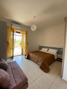 1 dormitorio con cama y sofá en Villa D'Angelo, en Ascea