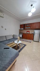 uma sala de estar com um sofá e uma mesa em Silent Apartment em Golem
