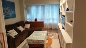 a living room with a couch and a table at Casa acogedora in Mundaka