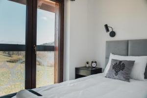 Tempat tidur dalam kamar di apartament Czorsztyn WIDOK - pierwsza linia brzegowa - 3 piętro - widok na jezioro -