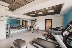 a gym with treadmills and elliptical machines at apartament Czorsztyn WIDOK - pierwsza linia brzegowa - 3 piętro - widok na jezioro - in Kluszkowce