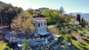 Vue aérienne d'une maison sur une colline dans l'établissement Antico Leccio Green, à Coppe