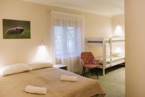 sypialnia z łóżkiem i łóżkiem piętrowym w obiekcie Tehumardi Camping w mieście Salme