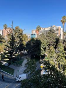 eine Luftansicht auf einen Park mit Bäumen und Autos in der Unterkunft Intimo Hotel Miraflores in Santiago
