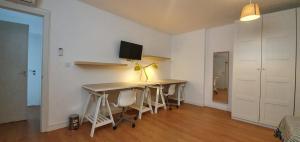 Telewizja i/lub zestaw kina domowego w obiekcie Real Beds Madrid