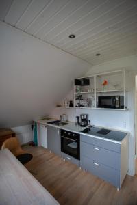 Η κουζίνα ή μικρή κουζίνα στο Lovely Apartments - 20 min walk from city centre