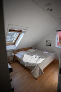Postel nebo postele na pokoji v ubytování Apartments - 20 min walk from city centre