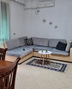 uma sala de estar com um sofá e uma mesa em Silent Apartment em Golem