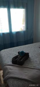 een paar handdoeken op een bed bij La casa de la playa in Santa Pola