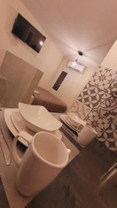 Un baño con lavabo e inodoro en una habitación. en D-03 NOVAGA DOWNTOWN CANCUN, en Cancún