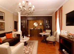 een woonkamer met een bank en een tafel bij Hotel Geneve CD de Mexico in Mexico-Stad