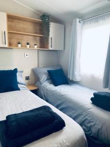 Uma cama ou camas num quarto em new Perran holiday resort