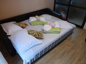 ソゾポルにあるАпартамент Хармонияの大型ベッド(枕、タオル付) +3枚の写真