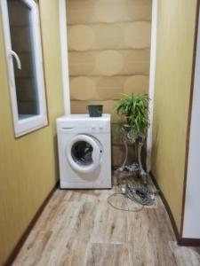 een wasmachine en droger in de kamer bij Lamara apartament in Tbilisi City