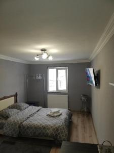 een slaapkamer met 2 bedden en een raam bij Lamara apartament in Tbilisi City