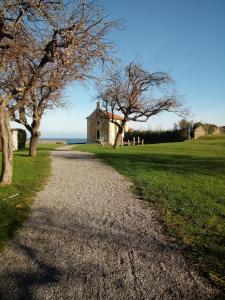 Un edificio antiguo al lado de un campo con árboles. en AGARRE URDAIBAI, en Mundaka