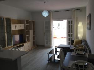 TV a/nebo společenská místnost v ubytování Apartamento Los Cristianos Tres minutos Playa las vistas