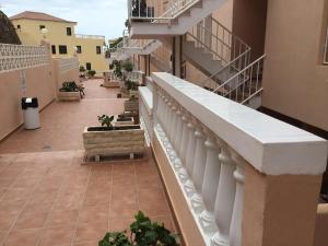 balkon budynku ze schodami i roślinami w obiekcie Apartamento Los Cristianos Tres minutos Playa las vistas w Aronie