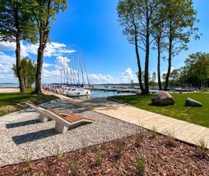 Piscina de la sau aproape de Apartament Masuria Sky w Nautica Resort z widokiem na jezioro Niegocin