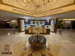 a lobby with a table and a chandelier at Royal Boutique Hotel in Khamis Mushayt