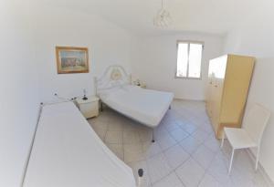 1 dormitorio con 2 camas y un tobogán en Cosy home with private parking near by sea en Siniscola