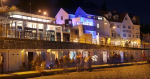 ライム・リージスにあるLargigi offering two amazing panoramic sea front apartmentsの夜間立ち上がる集団