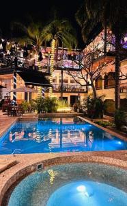 una gran piscina de agua azul por la noche en Casa de Adobe Gallery & Luxury Boutique, en Oaxaca City