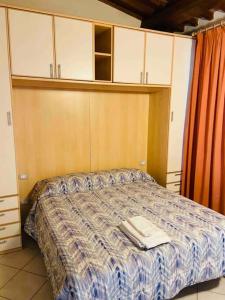 - une chambre avec un lit et un ordinateur portable dans l'établissement A casa di Claudia, à Saturnia