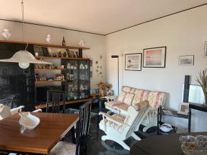 - un salon avec un canapé et une table dans l'établissement Villa Maurizio, à Rio Marina