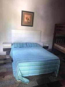 سرير أو أسرّة في غرفة في Belo Recanto