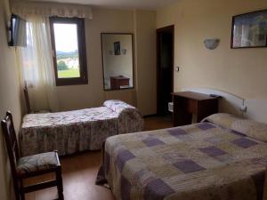 Postel nebo postele na pokoji v ubytování Hotel Costa Cántabra
