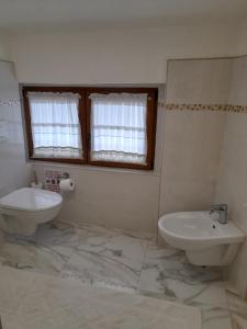 bagno con lavandino e servizi igienici di B&B Camera & Caffe a Tempio Pausania