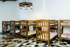 Belo Recanto في ساو جوزيه دوس كامبوس: مجموعة من الأسرة بطابقين في غرفة مع ثريا