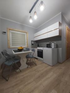 cocina con mesa y sillas en una habitación en Bieszczadzkie Pola, en Wańkowa