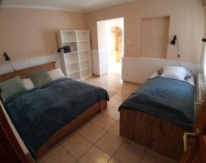 sypialnia z 2 łóżkami w pokoju w obiekcie Bellis - Apartmanok w mieście Szilvásvárad