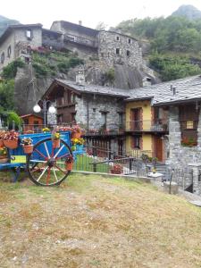 un wagon bleu garé devant un bâtiment dans l'établissement La Coccinella, à Donnaz