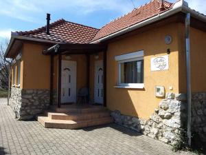 mały dom z drzwiami i oknem w obiekcie Bellis - Apartmanok w mieście Szilvásvárad