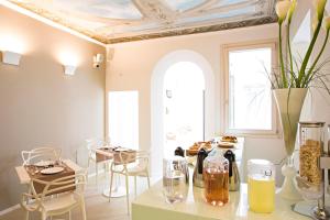 a room with a table with glasses and chairs at Borgoleoni 18 - Room and Breakfast in Ferrara