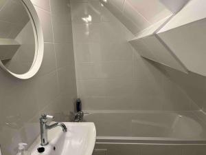 Ένα μπάνιο στο Maison neuve chaleureuse pour 1 à 4 personnes