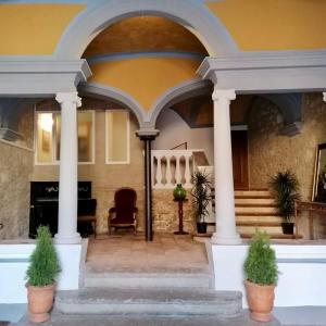 uma entrada para uma casa com colunas e uma escada em Casa Contreras em Castelló d'Empúries